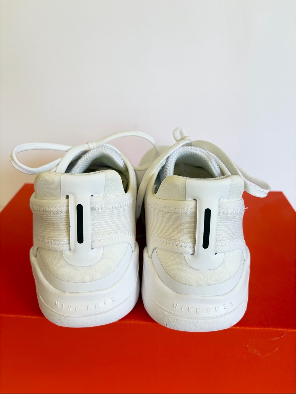 NEW IN BOX Nike Women’s Free Run White Running Sneakers Shoes Size 8.5 - Picture 5 of 7